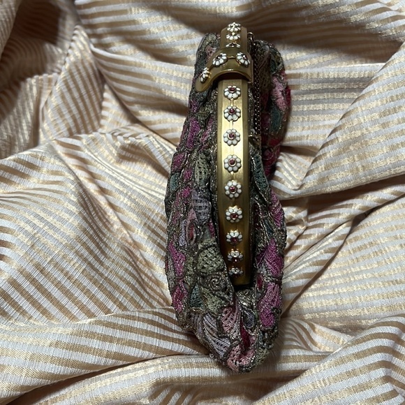 FLORAL LACE KNIT EVENING BAG CLUTCH, PINK AND GOLD. - Picture 7 of 9